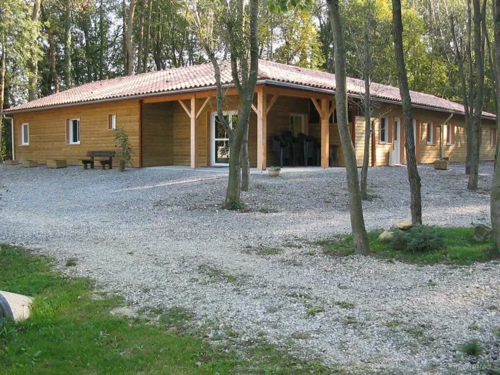 Gîte de groupe Aventure Évasion à Chatuzange-le-Goubet — Grand chalet en bois Gentiane avec terrasse couverte et terrain de pétanque vue Vercors, capacité 36 personnes