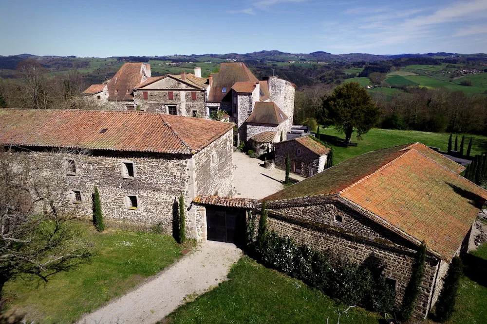 Gîte de groupe Château de Bois Rigaud à Usson — Vue extérieure du Château de Bois Rigaud dans son parc verdoyant au cœur du Puy-de-Dôme, capacité 25 personnes