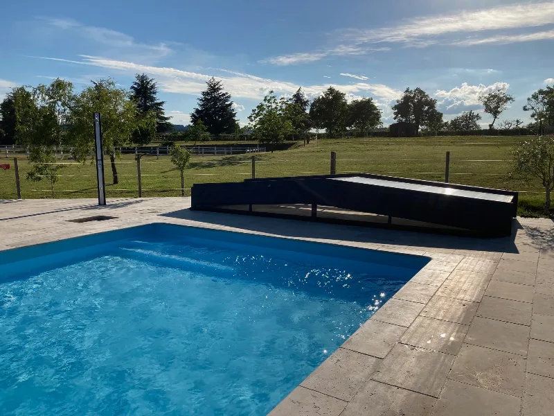 Piscine extérieure 12x5 m du domaine La Grand'Cour, ouverte de mai à octobre