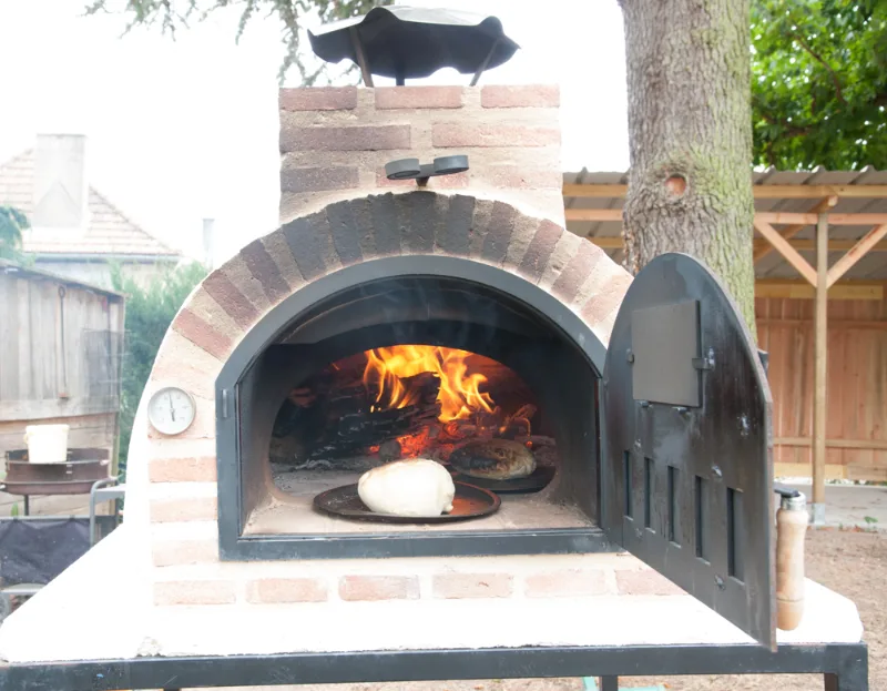 Four à pain et pizza extérieur du domaine La Grand'Cour en Allier