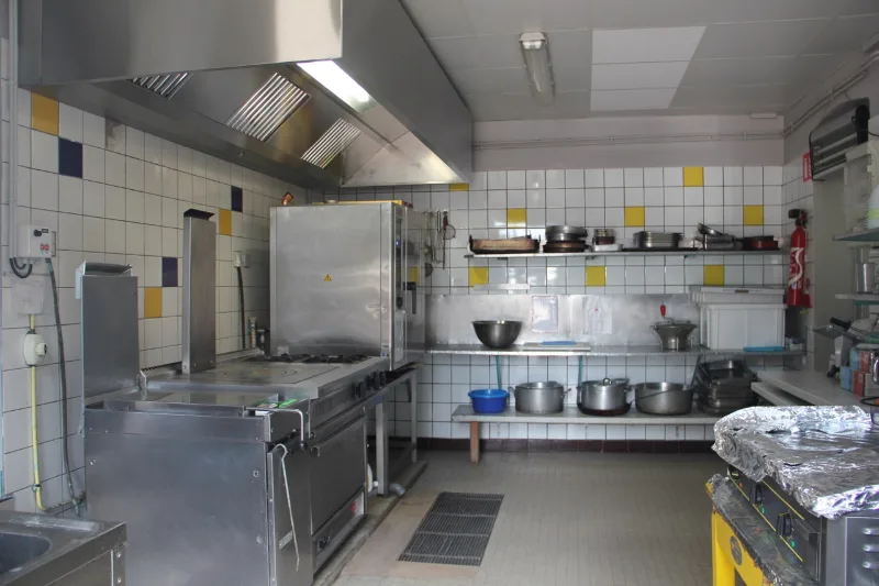 Cuisine professionnelle équipée de La Grand'Cour avec four vapeur 10 niveaux pour 75 personnes