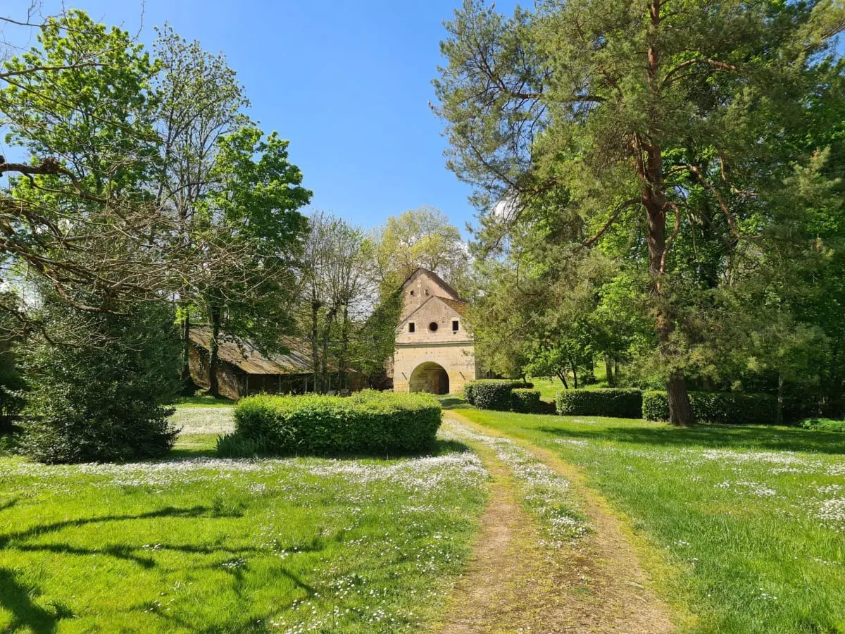 Gîte de groupe Domaine des Forges de la Vache à Raveau — Vue d'ensemble du Domaine des Forges de la Vache, écrin de verdure traversé par un ruisseau à Raveau, capacité 50 personnes