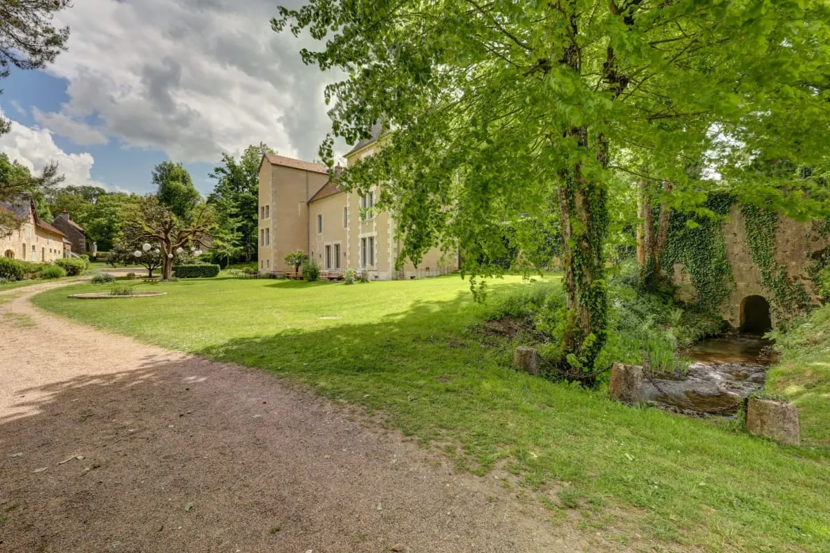 Maisons de pierre du hameau historique des Forges de la Vache entourées de nature en Nièvre