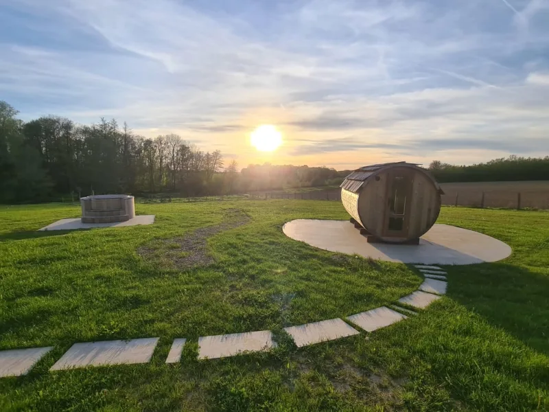 Bain scandinave en bois avec jets massants au Domaine des Forges de la Vache, disponible toute l'année