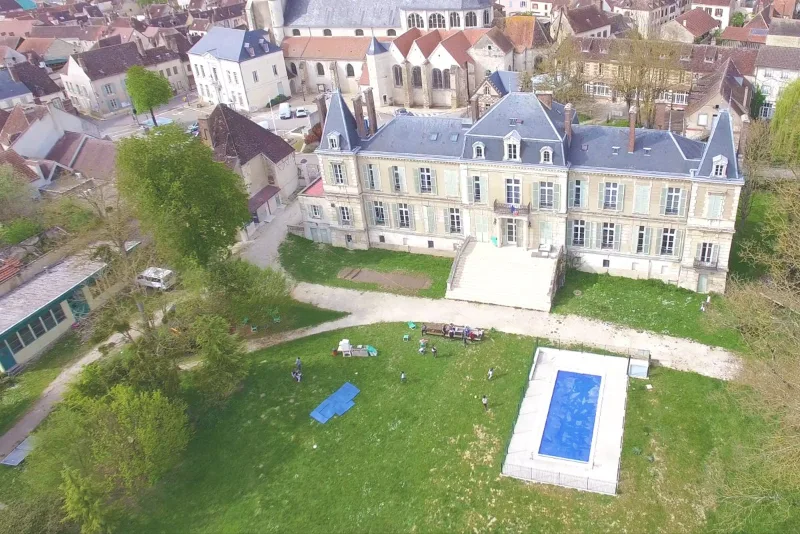 Façade en pierre du Château de l'Armançon avec son parc arboré d'un hectare à Brienon-sur-Armançon