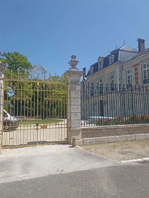 Vue extérieure du château de l'Armançon et de son parc clos, cadre verdoyant en Bourgogne
