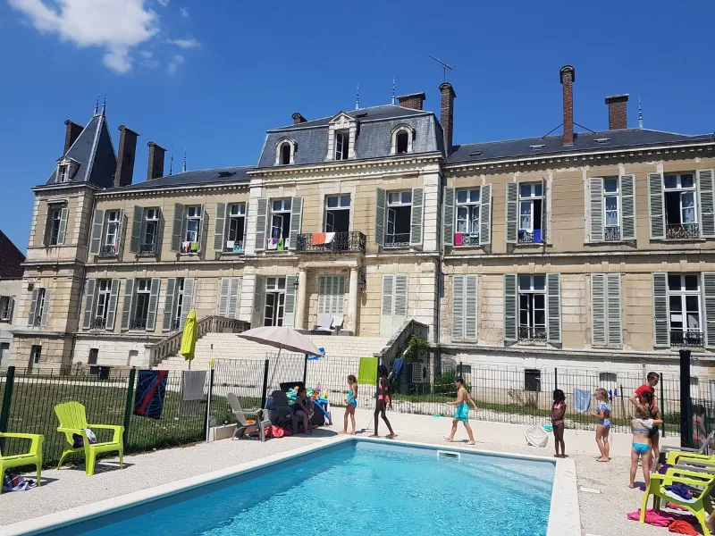 Piscine extérieure chauffée du château entourée de transats, accessible de mi-avril à mi-septembre