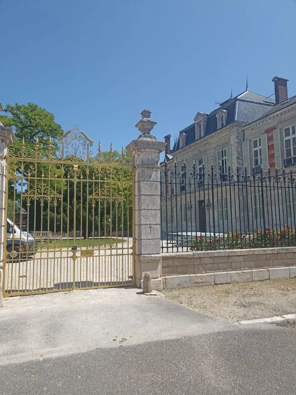 château équipée pour ateliers et réunions de groupes