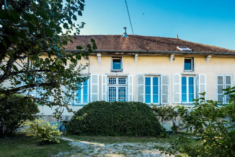 Vue extérieure de la propriété de 5 600 m² avec ses trois maisons indépendantes