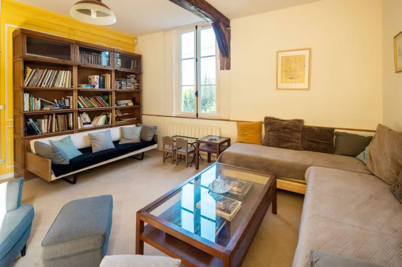 Salle à manger de La Grande Maison avec table pour 32 convives et cheminée