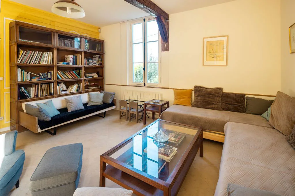 Salle à manger de La Grande Maison avec table pour 32 convives et cheminée