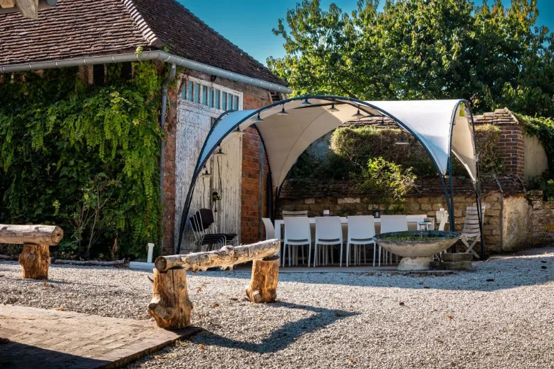Façade de La Grande Maison du Gîte de Saint Phal avec son jardin arboré dans l'Aube