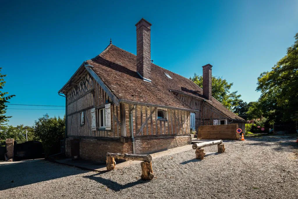 Gîte de Saint Phal avec solarium en bois de 200 m²