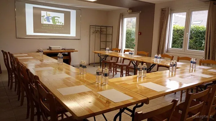 Salle de séminaire du Gîte la Tuffière équipée d'un vidéoprojecteur pour 17 personnes