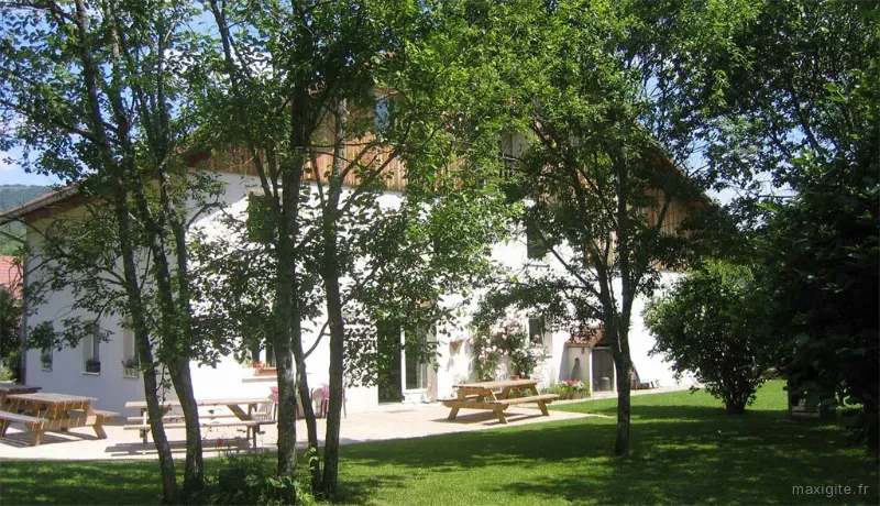 Parc arboré et extérieurs du Gîte la Tuffière avec terrain de pétanque