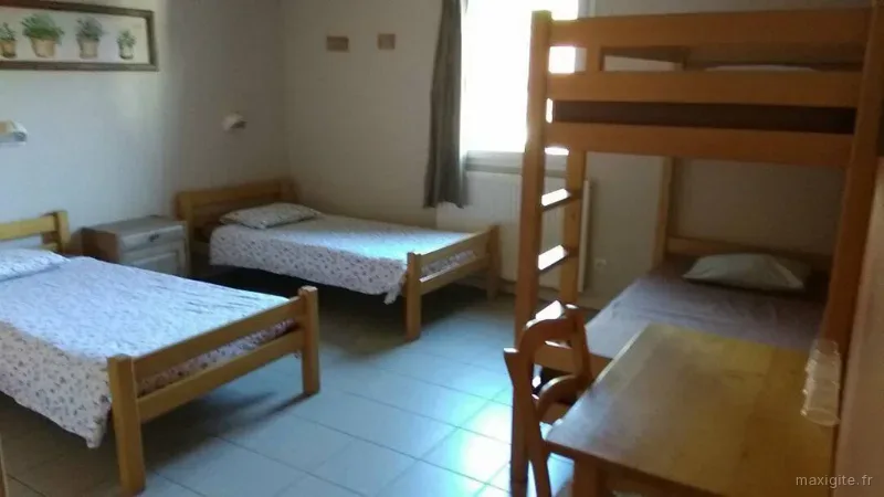 Chambre du Gîte la Tuffière avec salle d'eau privative dans la bâtisse comtoise