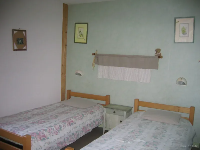 Chambre du Gîte la Tuffière avec salle d'eau privative dans la bâtisse comtoise