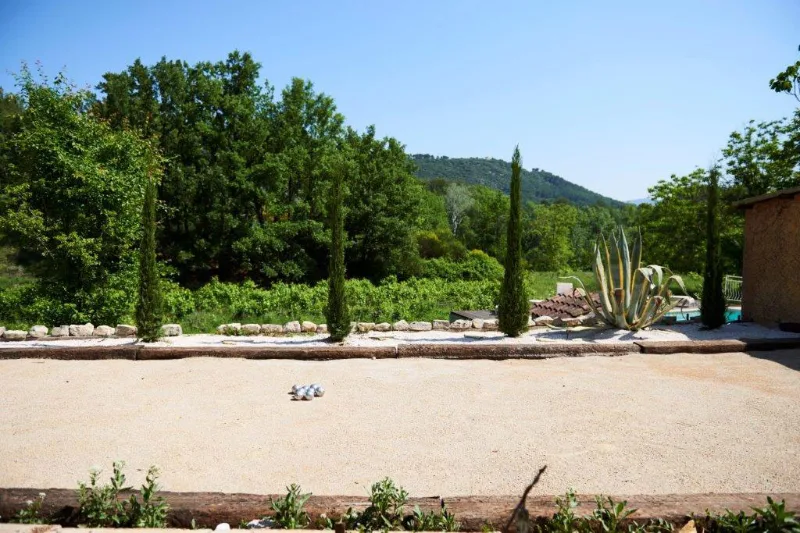Terrain de pétanque du domaine avec cyprès et vue sur les collines varoises