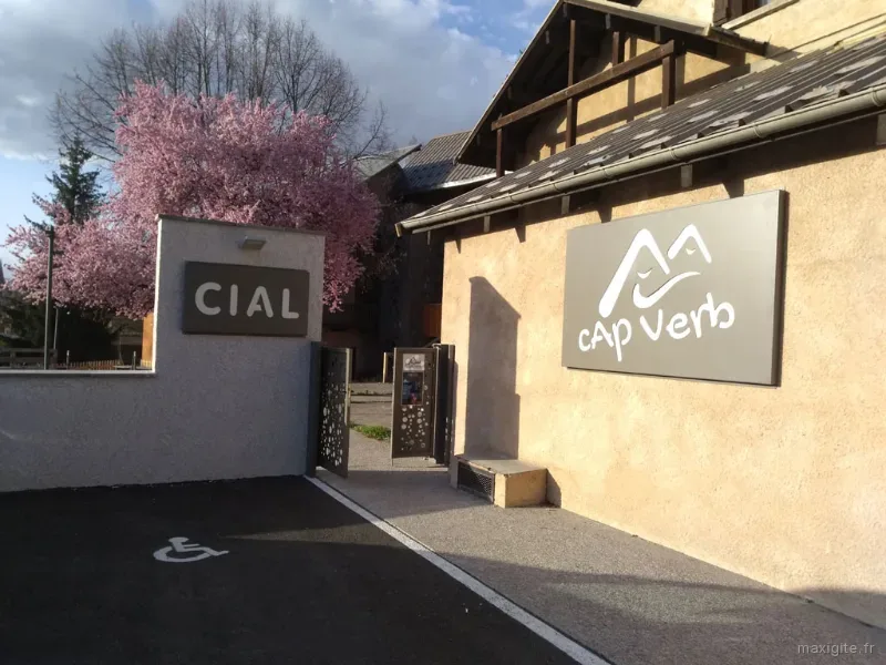 Entrée du centre avec panneaux de signalétique CIAL et logo CapVerb