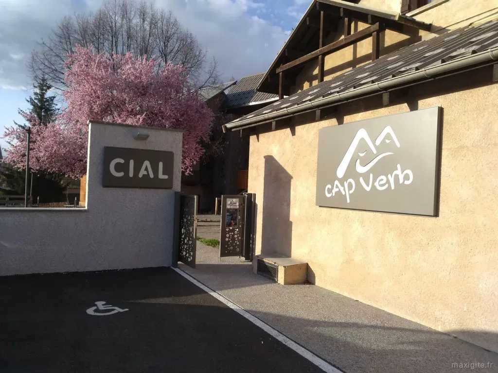 Entrée du centre avec panneaux de signalétique CIAL et logo CapVerb