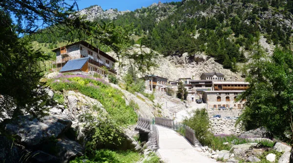 Vue panoramique du hameau de la Miniere avec batiments en pierre et bois dans la montagne