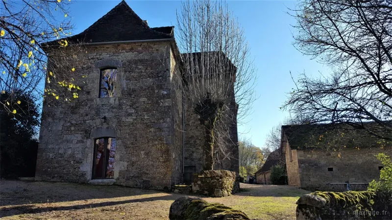 Grande piscine clôturée avec transats et vue sur la campagne du Quercy