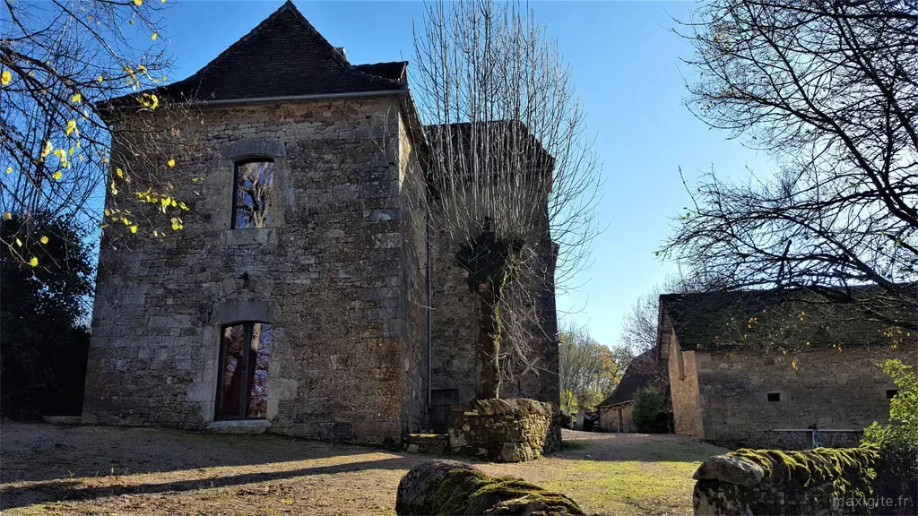 Grande piscine clôturée avec transats et vue sur la campagne du Quercy