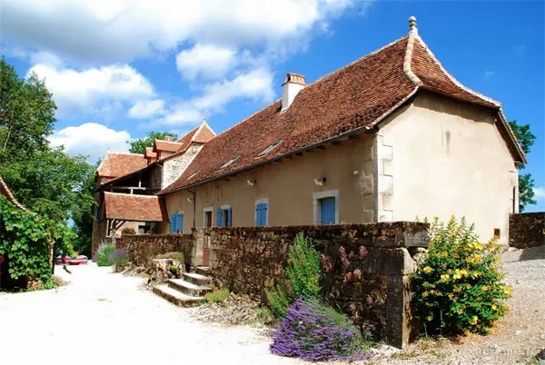 Second bâtiment en pierres du Quercy avec entrée du gîte de neuf personnes
