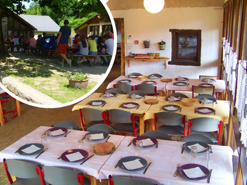 Grande salle à manger avec tables dressées de nappes blanches et chaises colorées, en médaillon repas en terrasse extérieure