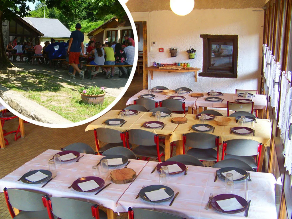 Grande salle à manger avec tables dressées de nappes blanches et chaises colorées, en médaillon repas en terrasse extérieure