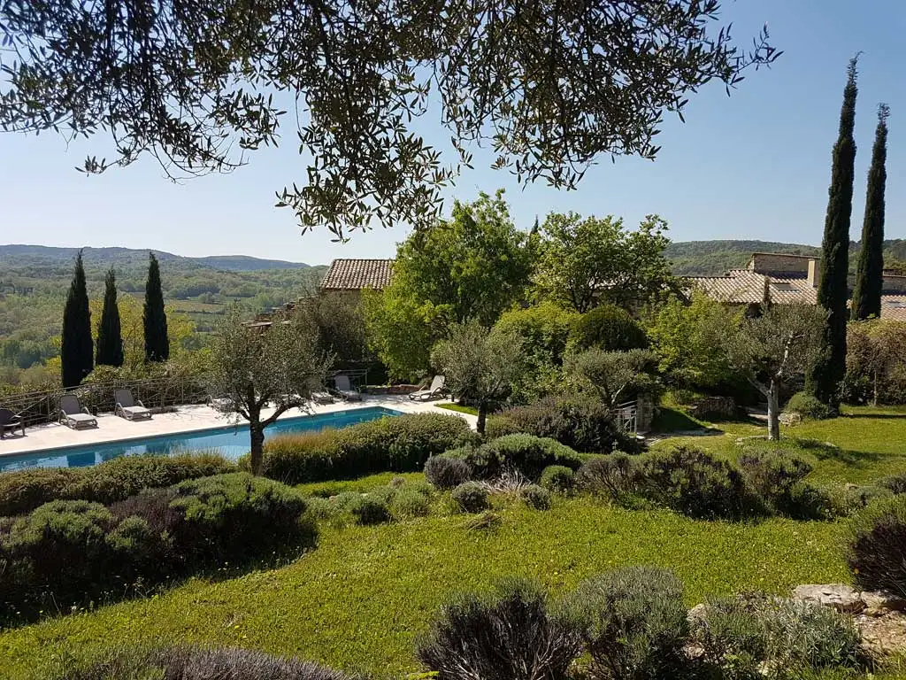 Terrasse privative avec lavande en pot et mobilier de jardin face au paysage vallonné