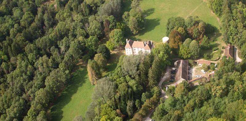 Vue aérienne du château entouré de son parc arboré de sept hectares et des prairies environnantes