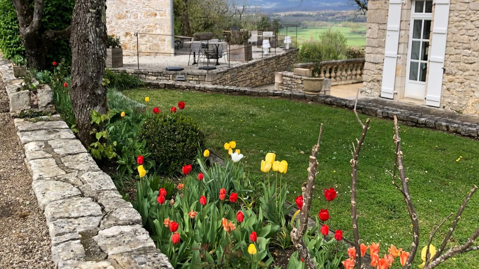 Gîte de groupe Château de Termes à Saint-Denis-lès-Martel — Vue aérienne du domaine avec bâtiments en pierre à toits de tuiles et de lauzes, allées et grand parc arboré, capacité 85 personnes