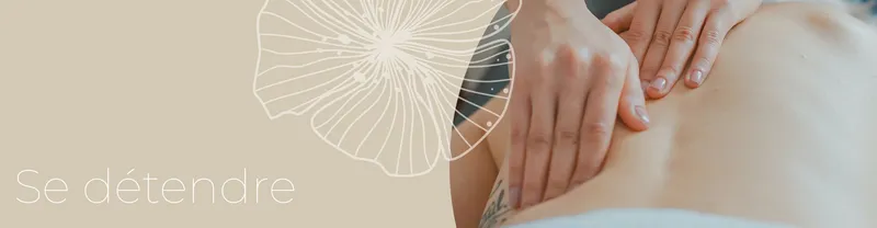 Massage du dos prodigué dans l'espace spa, mains d'une praticienne sur la peau d'une cliente