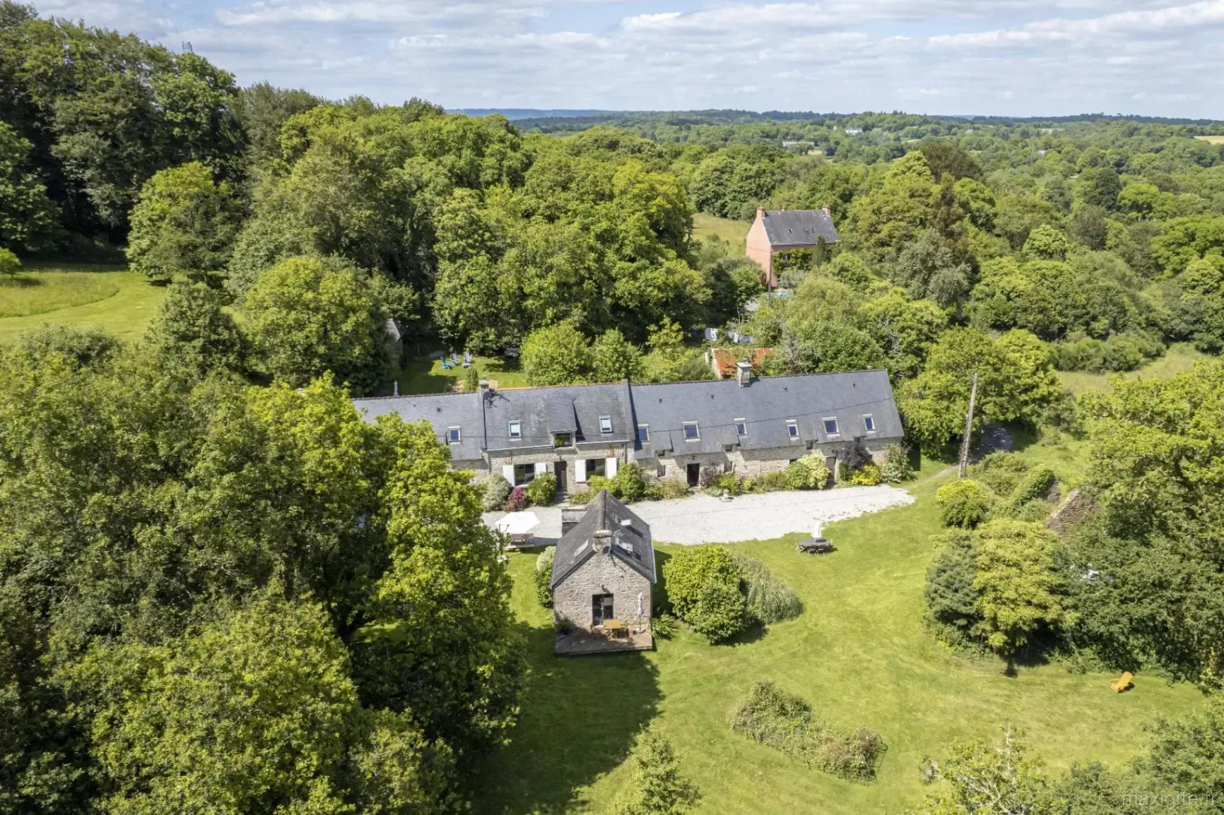 Gîte de groupe Forêt Totem à Persquen — Forêt Totem – Gites de groupe 22 p- Morbihan, capacité 22 personnes