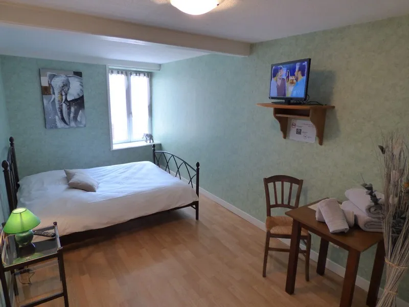 Chambre double avec lit deux places et salle de bain privative