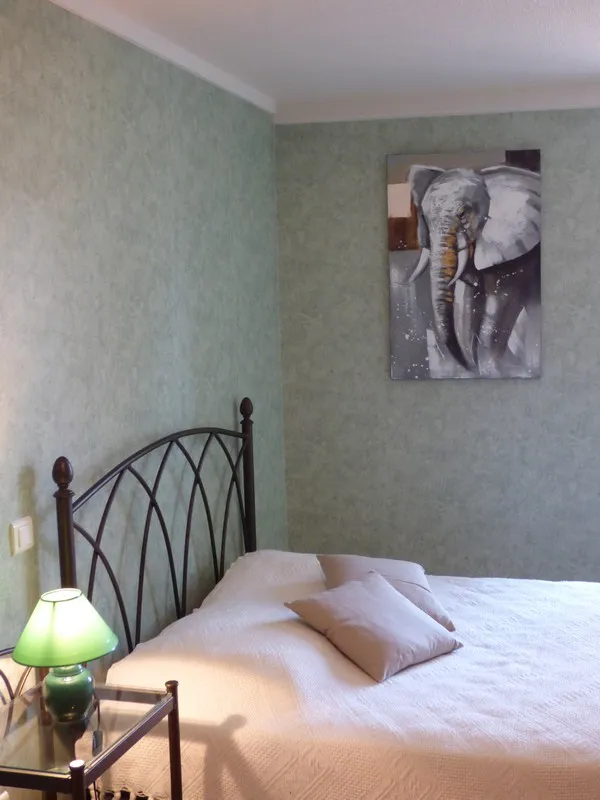 Chambre avec lit double et décoration sobre