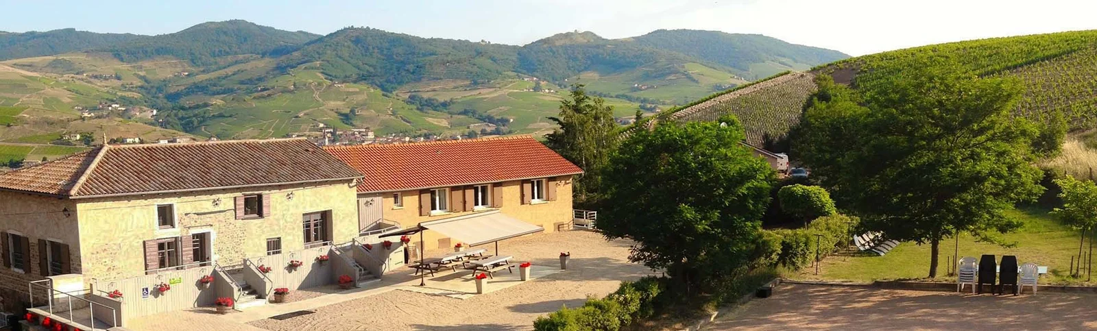 Gîte de groupe La Girardière à Vaux-en-Beaujolais — Vue extérieure du gîte de groupe La Girardière entouré de vignes en Beaujolais, capacité 28 personnes