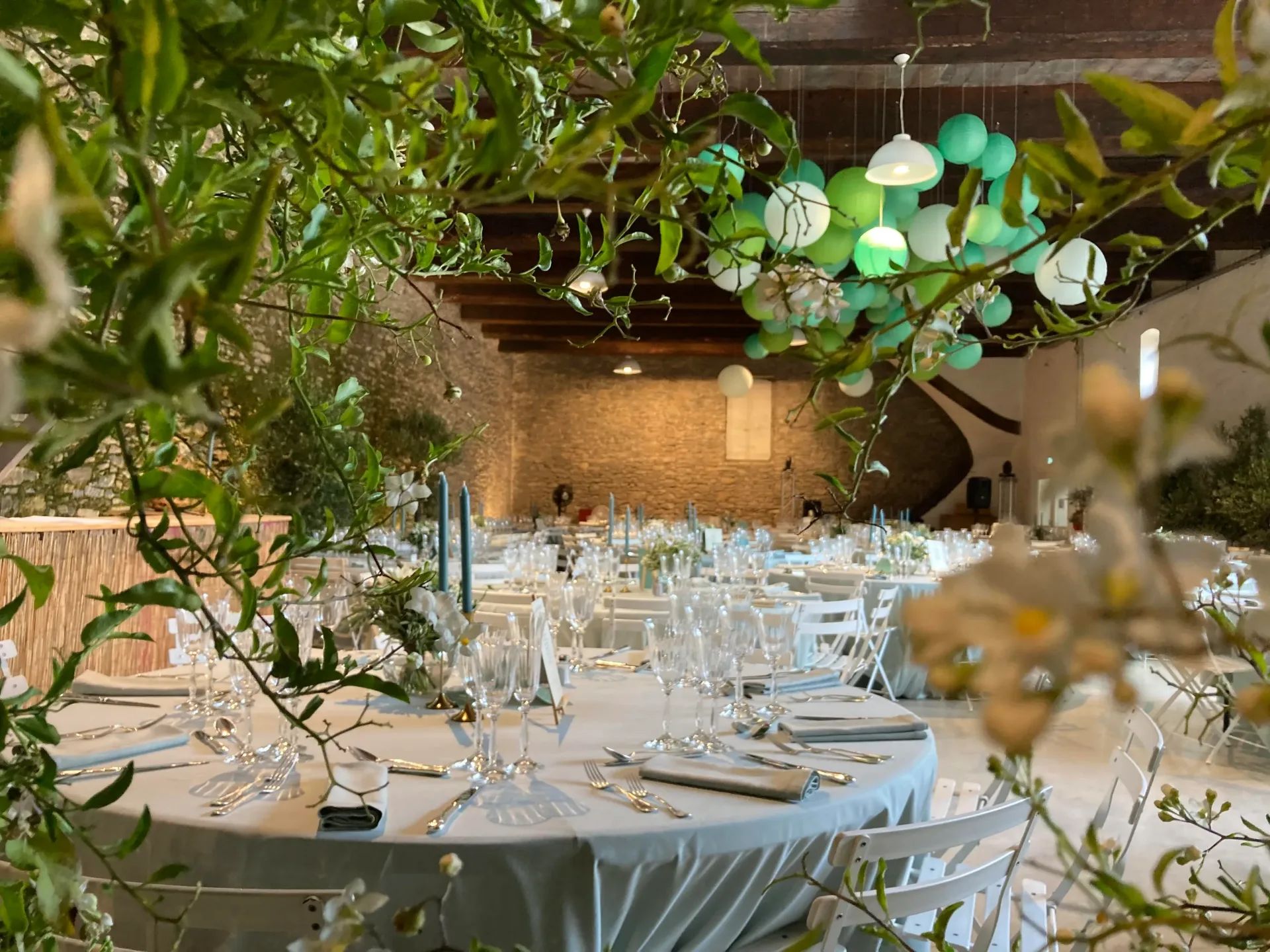 Grande réception de mariage dans le chai