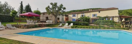 Vue d'ensemble du domaine La Roumaude avec la maison et la piscine