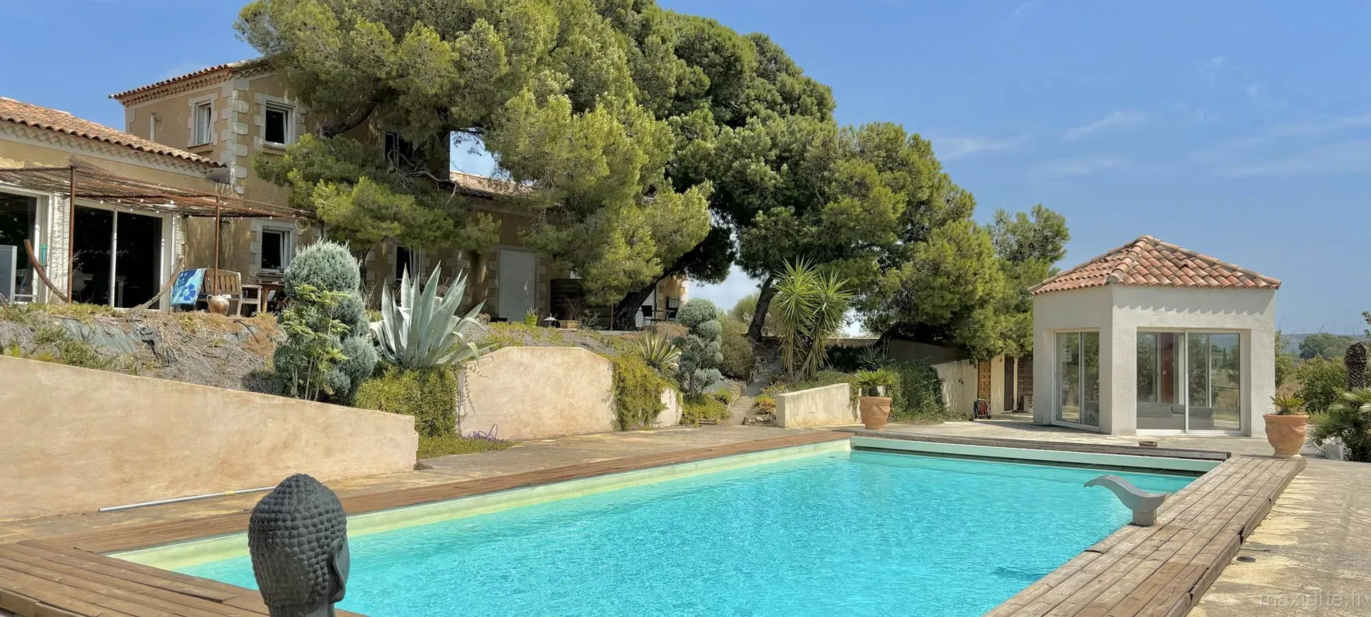 Gîte de groupe Domaine O Lingot d'Oc à Lezignan-Corbieres — Vue d'ensemble du domaine sous les pins avec piscine et spa, capacité 18 personnes