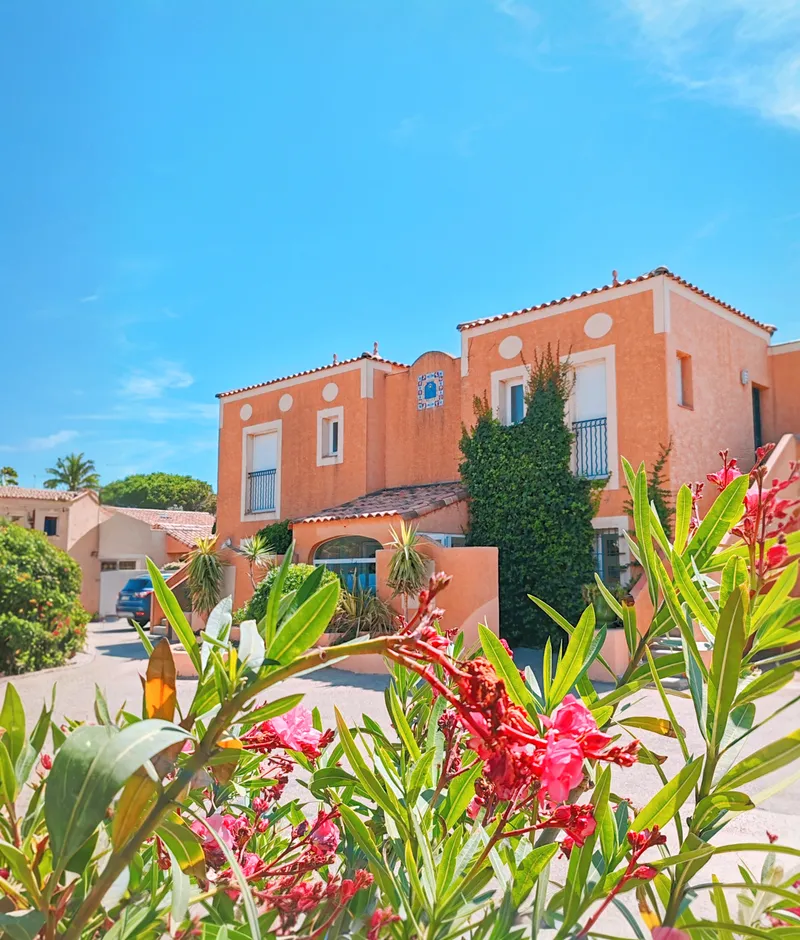 Facade de la residence L'Oustal des Mers a Gruissan