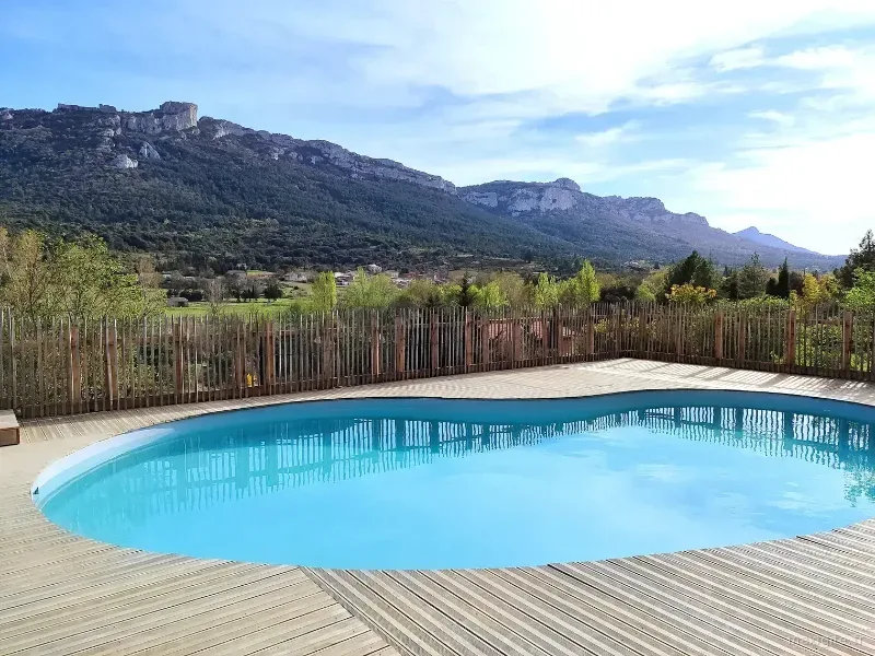 Gîtes Les Casots – piscine avec vue sur le château de Peyrepertuse