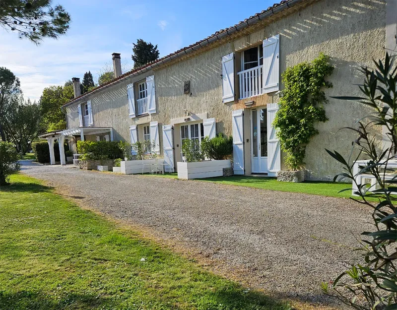 Vue extérieure du Domaine Saladry avec la bâtisse rénovée et les espaces verts