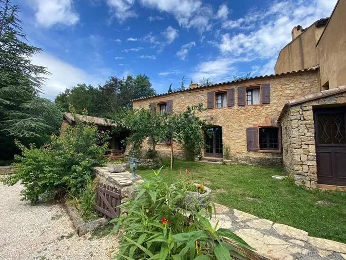 Vue extérieure du gîte Canigou avec terrasse et panorama sur les collines du Pays Cathare