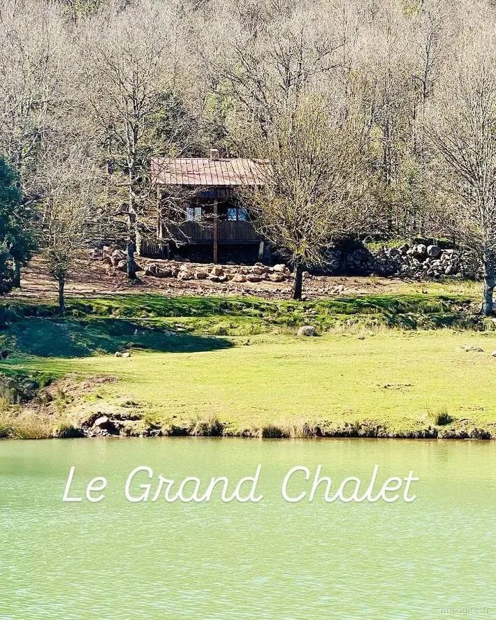 Le Grand Chalet tout en bois avec vue sur le lac et le parc animalier