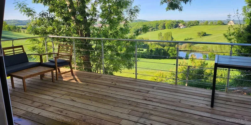 Terrasses aménagées avec mobilier de jardin au calme dans la verdure