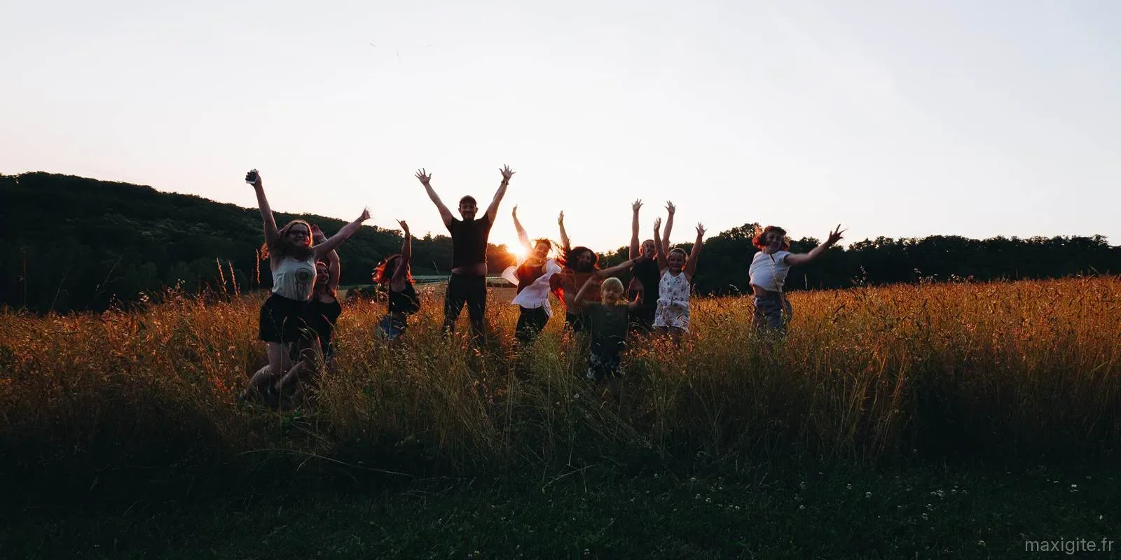 Enfants jouant dans le parc verdoyant du domaine avec vue sur la campagne