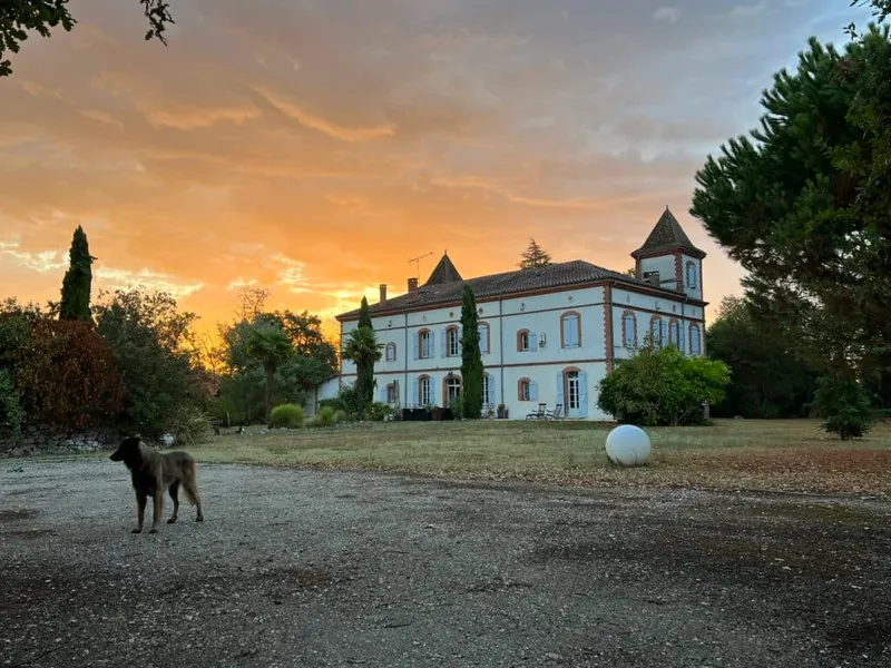 Façade du Manoir des Chanterelles avec ses deux tourelles au coucher du soleil