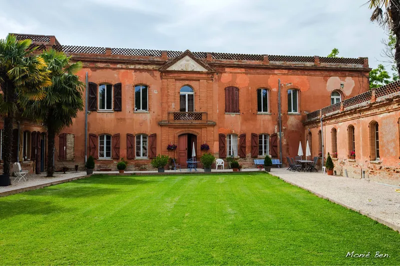 Façade principale du Château de Razengues avec son architecture du quinzième siècle